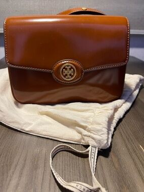 Tory Burch Robinson Chestnut Smooth Leather Crossbody with Gold Logo